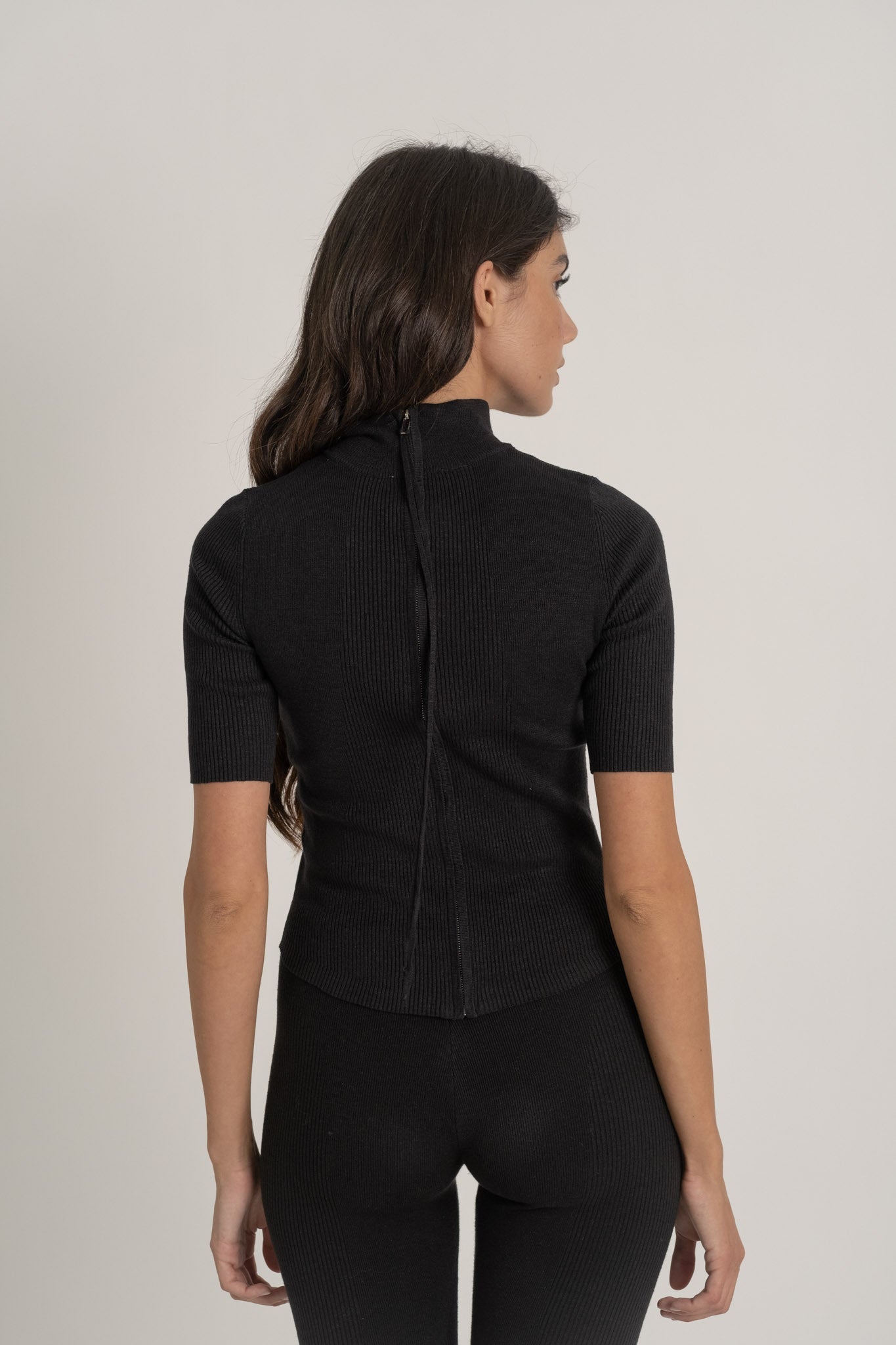 Ribbed Linen Entonnoir Top in Black Luxmii