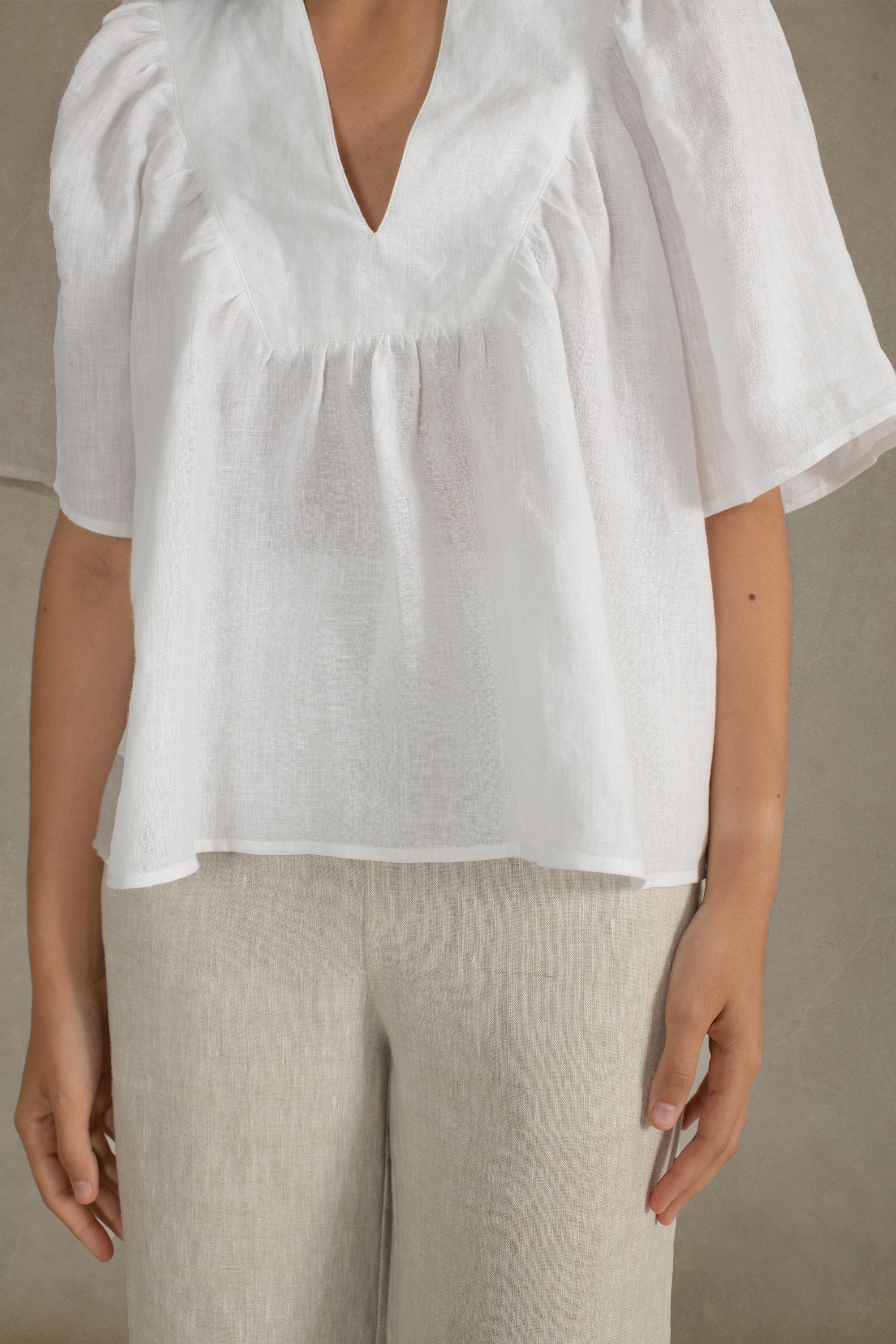 Akadamia Linen Top White Luxmii