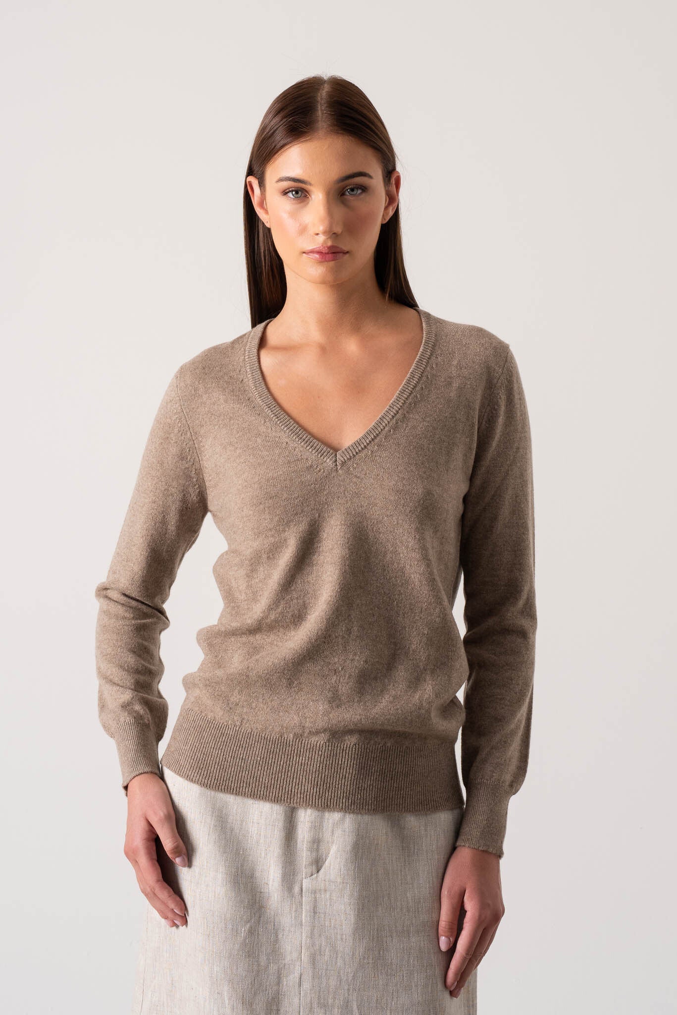 Essenza V-Neck Cashmere Sweater Taupe Luxmii